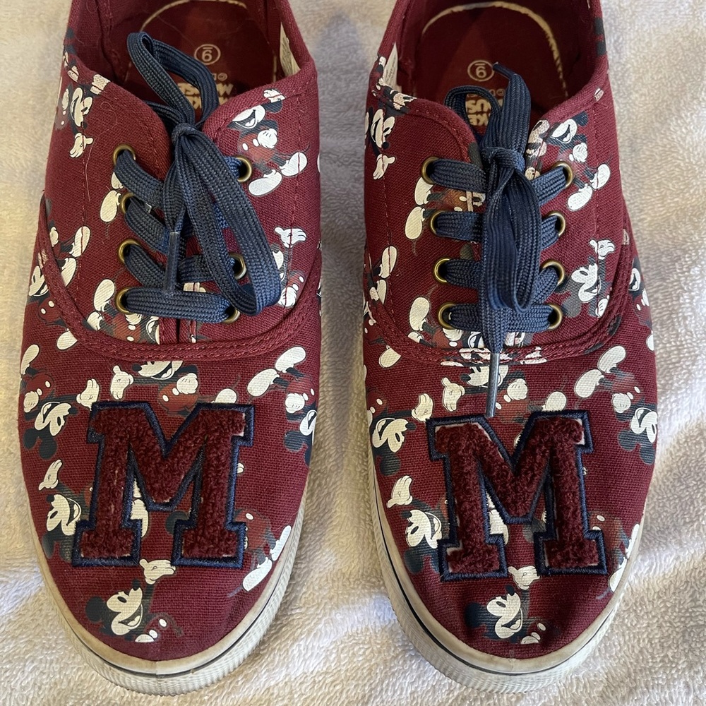 Mickey Mouse Tennis Shoes Size 9 fits like 9.5